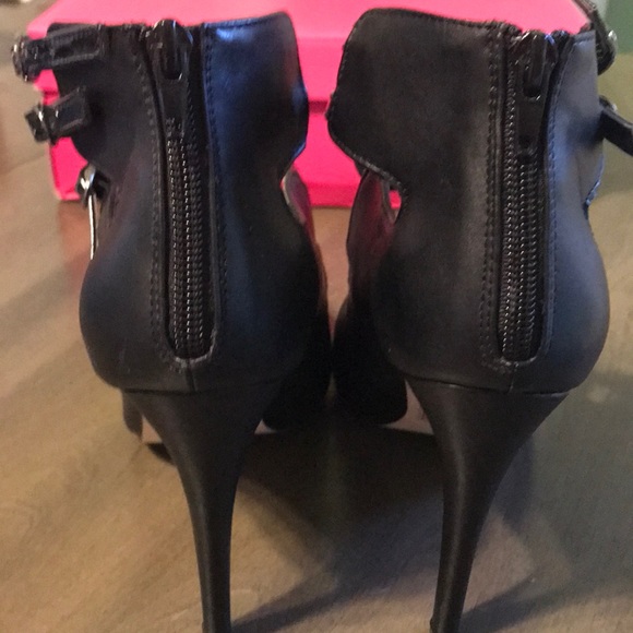 Black heels - Picture 4 of 5